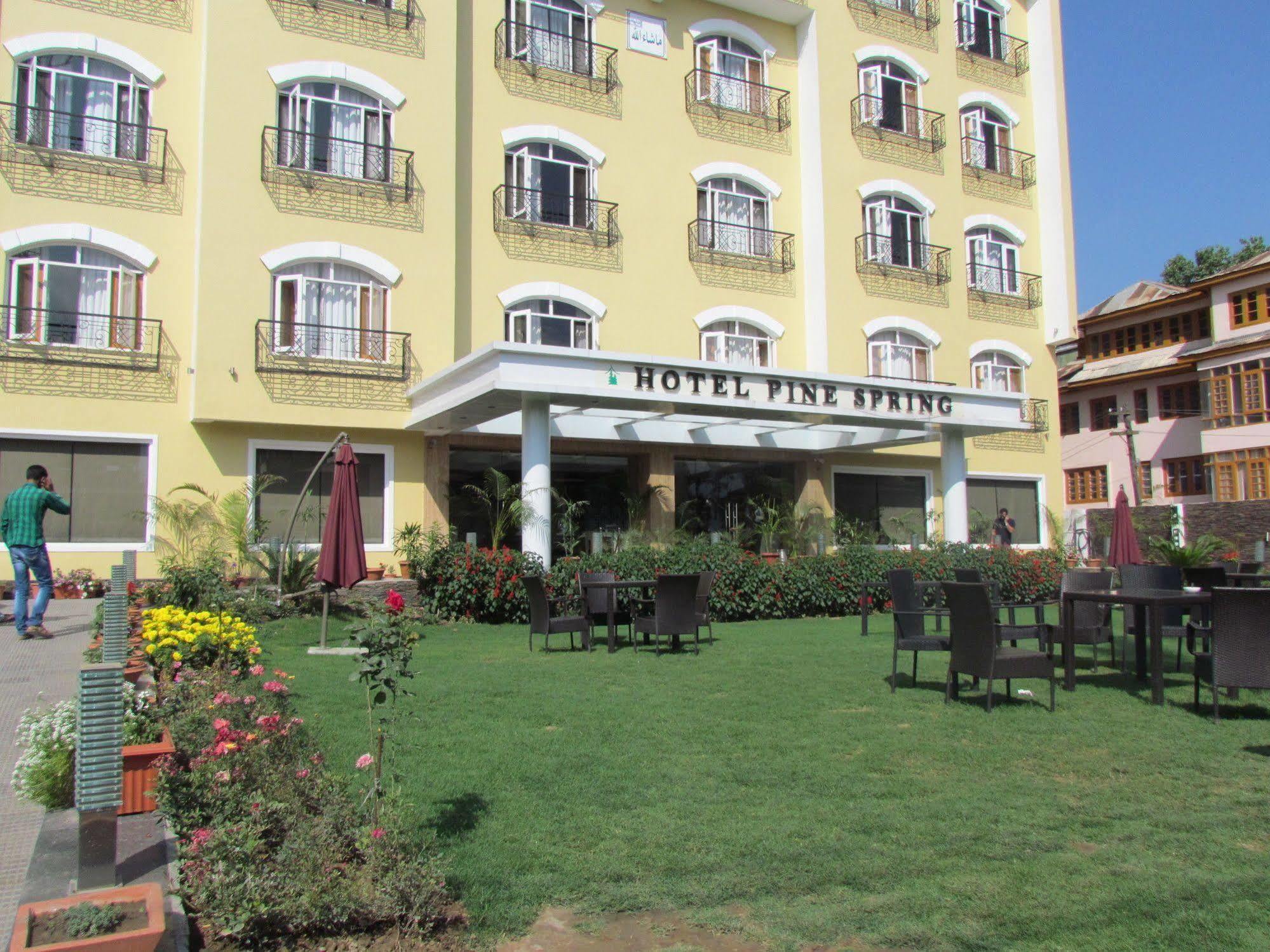 Hotel Pine Spring Wazir Bagh Srīnagar 外观 照片