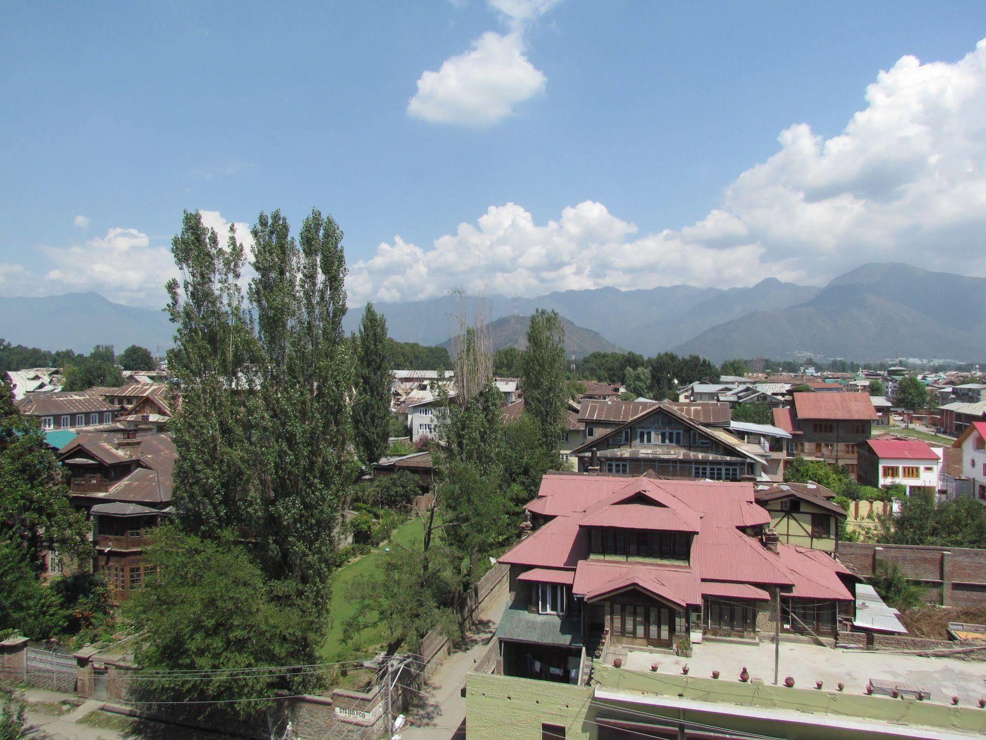 Hotel Pine Spring Wazir Bagh Srīnagar 外观 照片